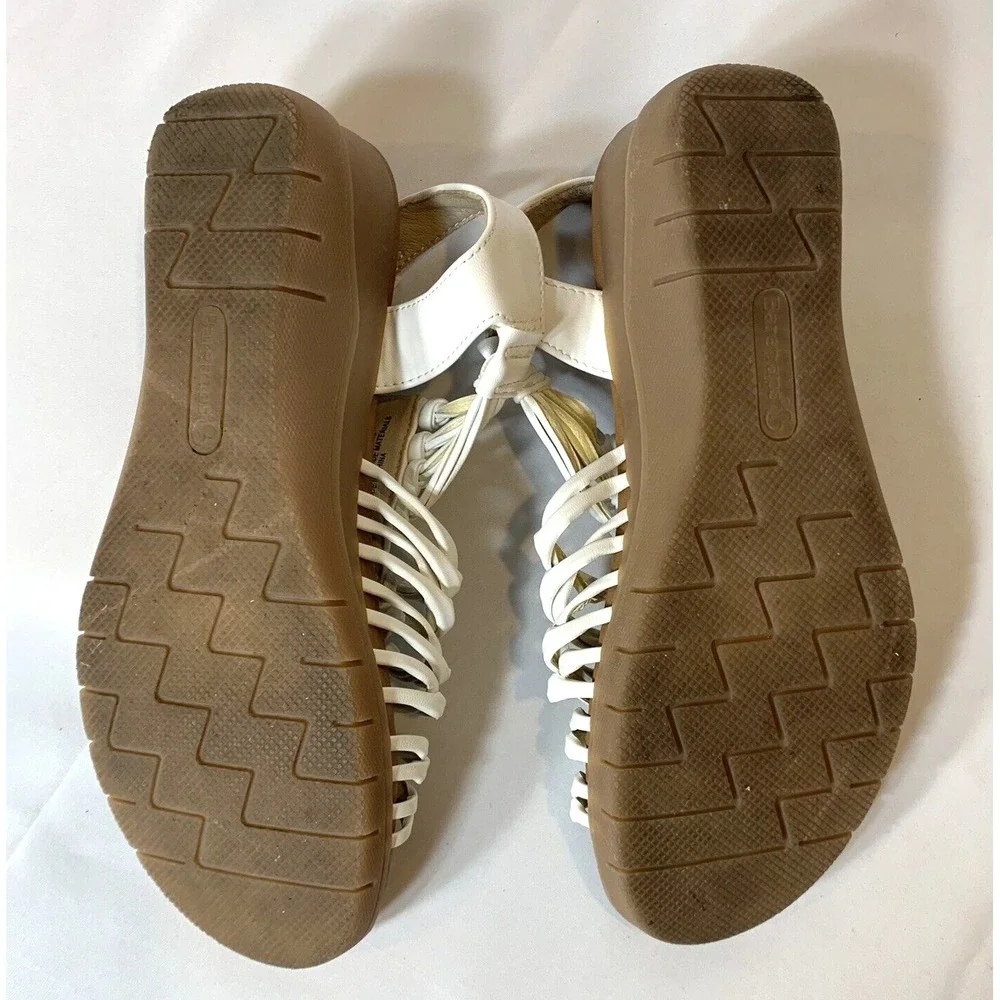 Baretraps Sandals Womens 8 Medium White Comfort Wedge Faux‎ Leather Carrie